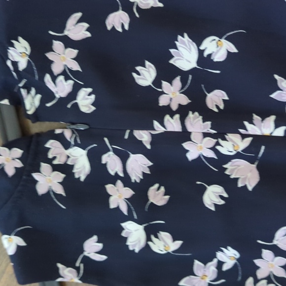 LOFT  FLOWY DRESS w FRONT CUTOUT - Picture 4 of 5